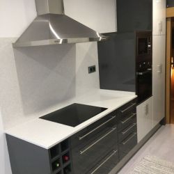 Mueble de cocina de madera de color gris y encimera en blanco