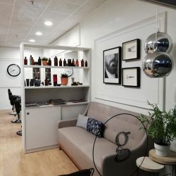 Peluquería con estanterías de madera blanca