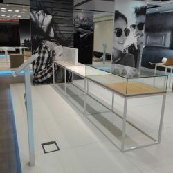 Expositores de madera con vitrinas de cristal