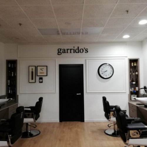 Peluquería con paredes de madera blanca