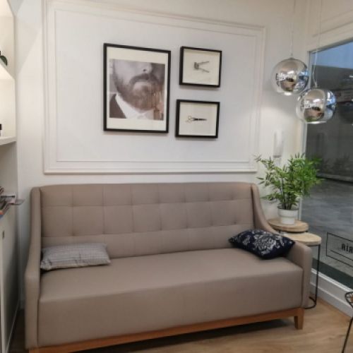 Peluquería con paredes de madera de color blanco