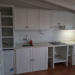 Cocina con muebles de madera de  color blanco