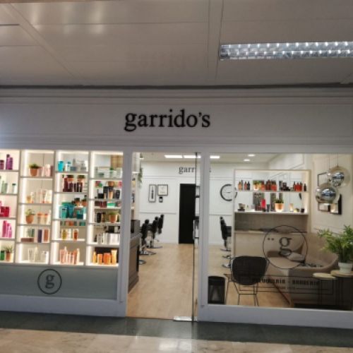 Expositores blancos en interior de comercio