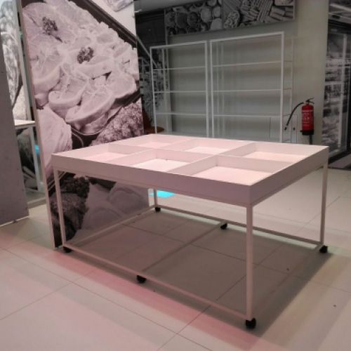 Expositor de madera de color blanco con ruedas