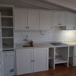 Cocina con muebles de madera de  color blanco