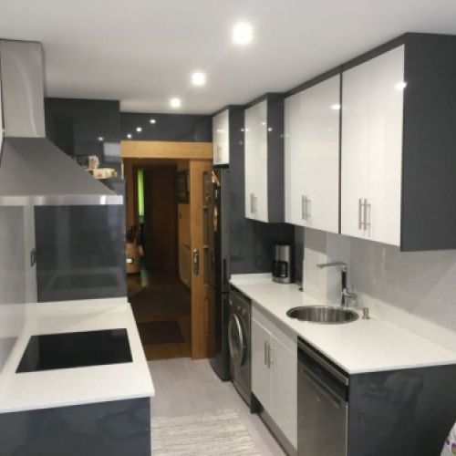 Muebles de cocina de madera de color gris y blanco