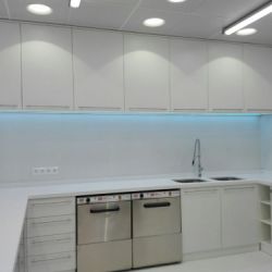 Muebles de cocina de madera de color blanco