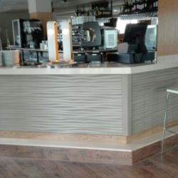 Barra de bar y sillas en color blanco