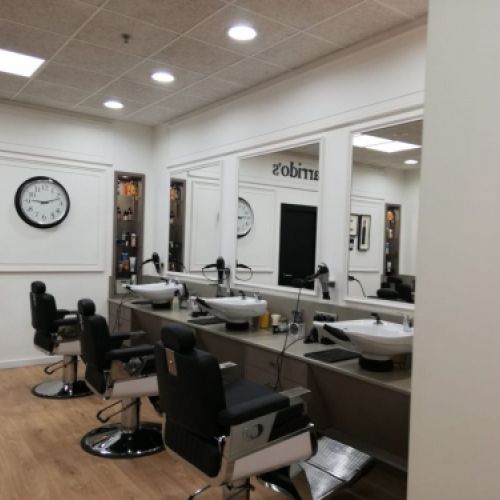 Peluquería con estanterías y paredes de madera blanca