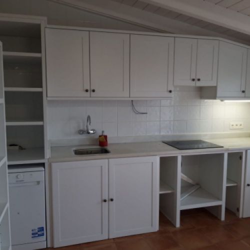 Cocina con muebles de madera de  color blanco