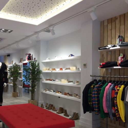 Expositores de color blanco en zapatería Volcano