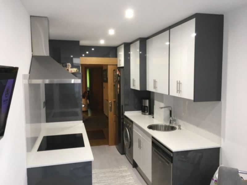 Muebles de cocina de madera de color gris y blanco