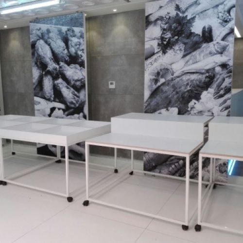 Mesas de madera de xpositores con ruedas