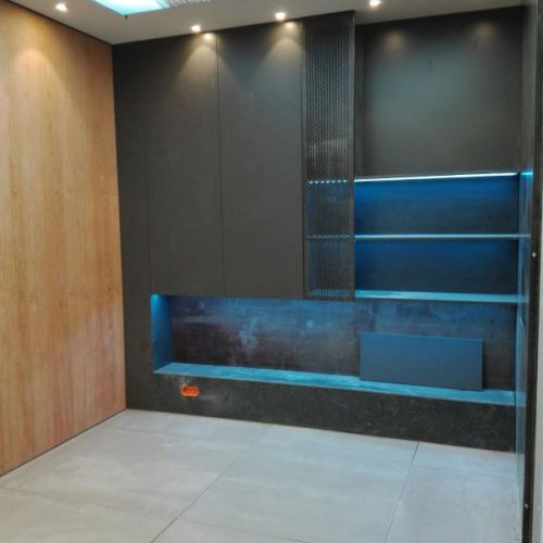 Expositor de madera de color gris