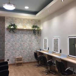 Muebles de madera en interior de comercio