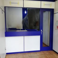 Mobiliario de color blanco en administración de lotería