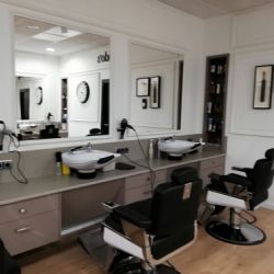 Peluquería con paredes y carpinterías blancas