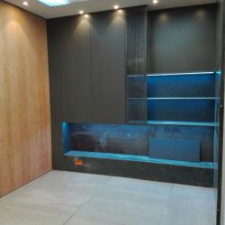 Expositor de madera de color gris