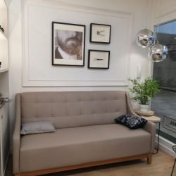 Peluquería con paredes de madera de color blanco