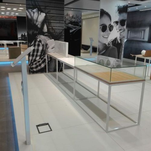 Expositores de madera con vitrinas de cristal