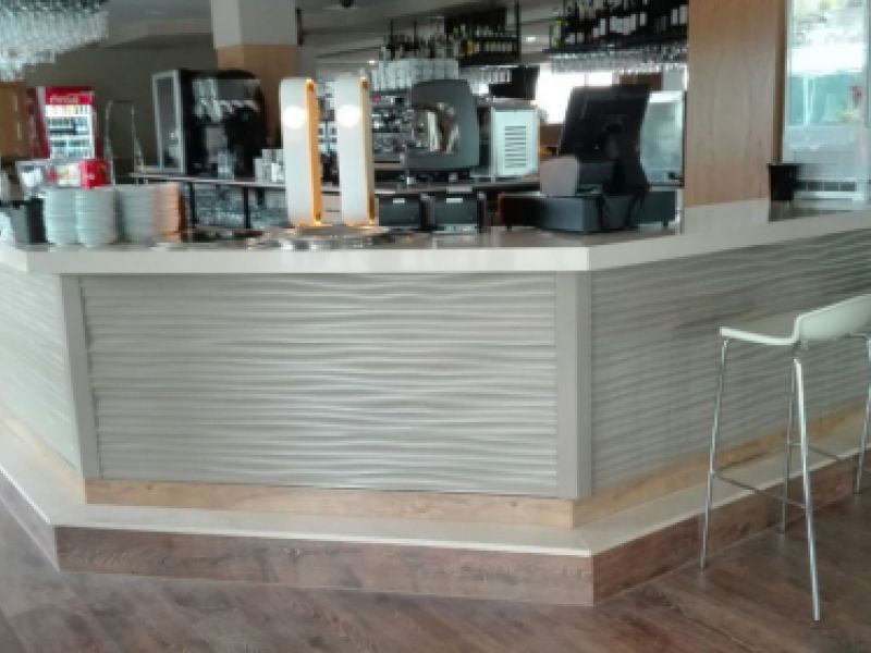 Barra de bar y sillas en color blanco