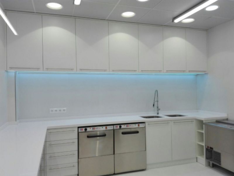 Muebles de cocina de madera de color blanco