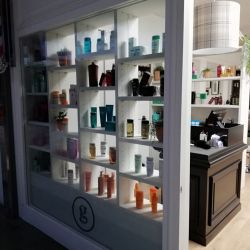 Estantería de color blanco en interior de comercio