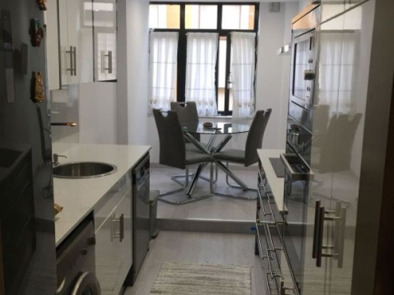 Cocina con muebles de madera