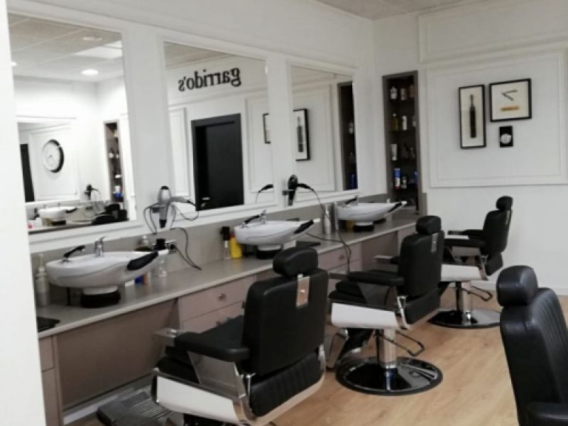 Interior de peluquería con paredes revestidas de madera