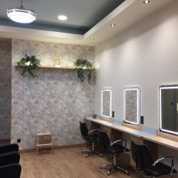 Muebles de madera en interior de comercio