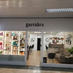 Expositores blancos en interior de comercio