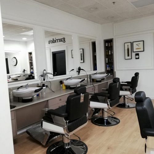 Interior de peluquería con paredes revestidas de madera