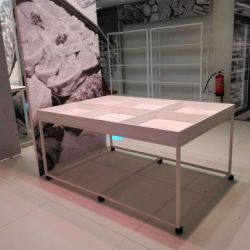 Expositor de madera de color blanco con ruedas