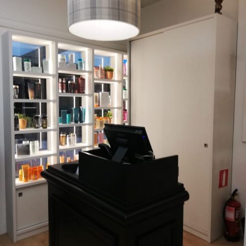 Recibidor de madera de  color negro y estanterías de color blanco