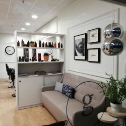 Peluquería con estanterías de madera blanca