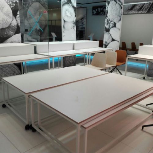 Mesas de madera de expositores de color blanco