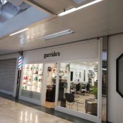 Expositores de madera blancos en interior de comercio