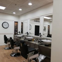 Peluquería con estanterías y paredes de madera blanca