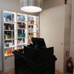 Recibidor de madera de  color negro y estanterías de color blanco