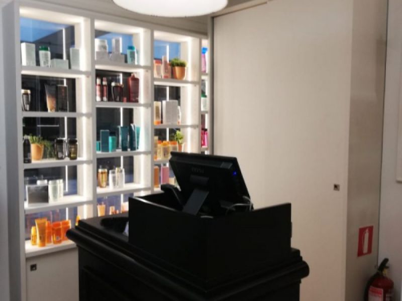 Recibidor de madera de  color negro y estanterías de color blanco