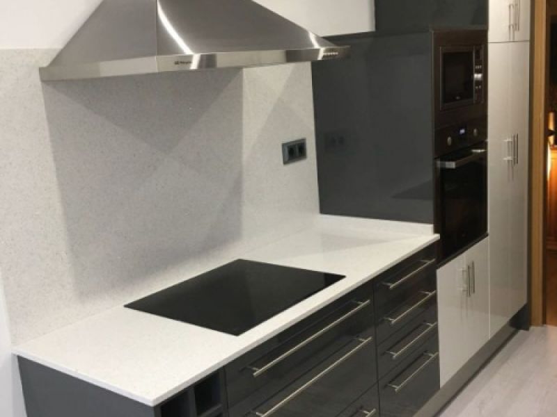 Mueble de cocina de madera de color gris y encimera en blanco